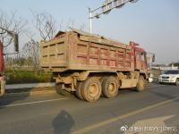 随州严查渣土车漏撒行为  四十余辆车被处罚