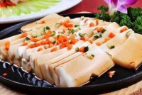男子变着花样天天吃豆腐 肾长满200多颗结石