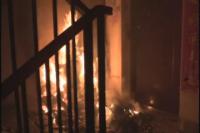 男子楼道纵火 险些烧死邻居 