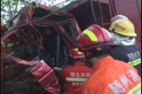雨天路滑两车相撞 广水消防冒雨救人 