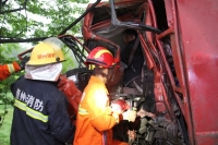 雨天路滑两车相撞 广水消防冒雨救人