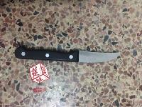 独居女子2天扎16辆轿车车胎，自称看到别人有车就想破坏