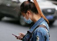 低头看手机等于脖子上挂10块砖！四成颈椎病患不到30岁