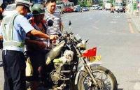 男子无证骑摩托被查获 竟然牵出三亿多元大案