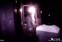 【惊险】男子吸毒致幻持刀伤人，民警迅速出击将其制伏！