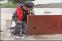 “熊孩子”贪玩手卡水泥洞 消防破拆救援