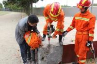 广水一熊孩子贪玩手卡水泥洞，整条手臂浮肿，危急时刻···