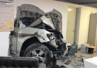 北京华贸女司机撞墙：一女司机穿5厘米高跟鞋开车撞墙致1死2伤