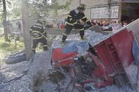 【关注】紧急救援！随县一砂土车深夜坠入深沟，满车石子倾倒，司机被困......