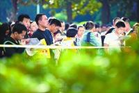 密集恐惧症慎入！武汉一地铁出口人流达到5万人