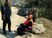 拍居庸关花海必经路被封 当地人收钱带游客上山 