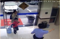 小学生带警察狂奔 拦住正在给骗子汇钱的妈妈