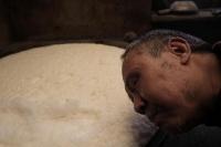 六旬盲人做豆腐养家 凭良心和感觉做豆腐