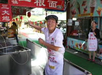 走红辞职不足两月，成都网红小哥重新当回拉面师傅