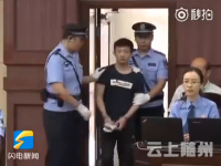 “辱母杀人”案二审开庭，于欢穿黑T恤出庭