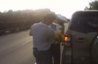 马虎女司机忘看油表跑高速 结果车辆断油被困途中