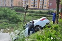 好险！随州一小车冲出马路卡陡坡摇摇欲坠，险些掉进池塘，幸亏···