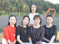 有试过在这么美丽的花海里品茶吗？