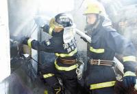 民房起火消防员火场抢出万元现金