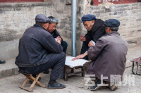 老人村口玩牌赌1元，被以赌博为名拘留2天