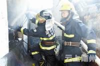 随县一民房发生火灾 消防员火场抢出万元现金