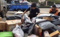  快递小哥：我们该不该有加班费？业内：有困难 
