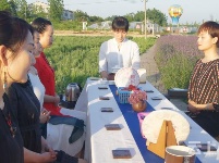 有试过在这么美丽的花海里品茶吗？