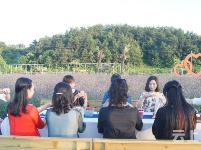 有试过在这么美丽的花海里品茶吗？