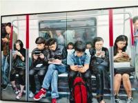 低头族遭遇地铁急刹车摔伤致残终审判决：地铁公司减责五成