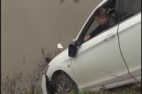    躲让不及冲下护坡 小车进退两难