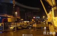 事发光谷！挖掘机转运中坠落侧翻，一辆警车被砸扁
