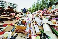 快递包装污染：包装回收不足10% 胶带降解需近百年 