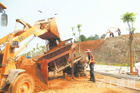 城南新区绿化及挂网客土喷播施工现场