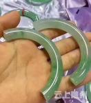 女子试戴30万手镯摔碎吓晕 双方协商无果将走司法程序