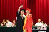  云南一高校毕业典礼现学生和院长“花式合影” 