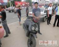 这俩司机太猖狂  无证毒驾摩托车