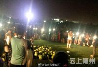 男生摆西瓜求复合，西瓜被围观者抢空 