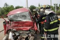 随州街头两车相撞司机被困 消防紧急救援 