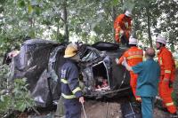 小车侧翻致驾驶员被困  消防官兵紧急救援