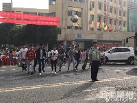 直击|2017年高考拉开帷幕 随州交警助力高考！