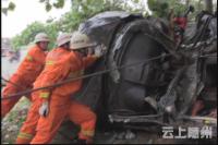 赶路侧翻人被困 消防拆车救人