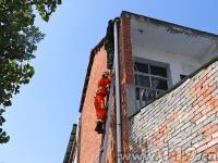 男子维修屋顶致轻微中暑 随县消防紧急救援