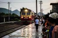  受江浙等地雨水天气影响 今日多趟列车临时停运