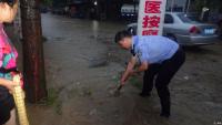 暴雨冲淹盲人按摩店 民警及时排险救助