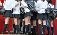 高校禁止男女学生穿短裙短裤引质疑，校方：不雅观  