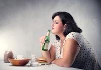 调查：吃不好睡不够，超六成白领称自己“过劳肥”