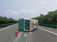 险！轿车追尾致客车侧翻 乘客未系安全带被弹飞...