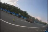 车胎磨平未察觉  高速爆胎致翻车