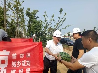 战酷暑  区城乡规划局开展送清凉活动