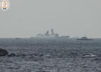 辽宁舰今晨抵达香港，市民一早在海边等候希望亲眼目睹雄姿